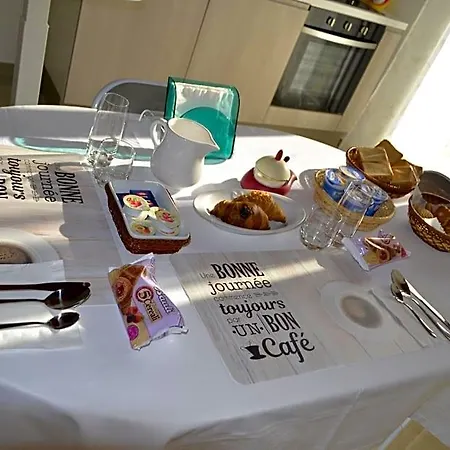 Oda ve Kahvaltı Attica 3*